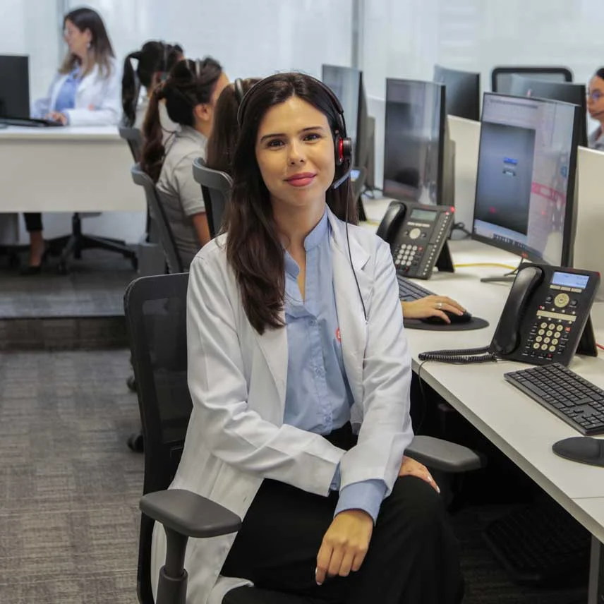 Atendente da TeleHelp na Central, sentada e sorrindo.